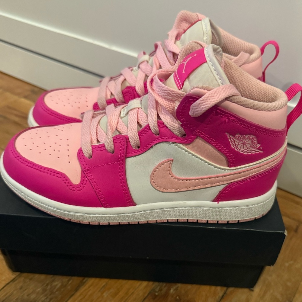Jordan 1 Mid white med soft pink 🩷🤍🩷